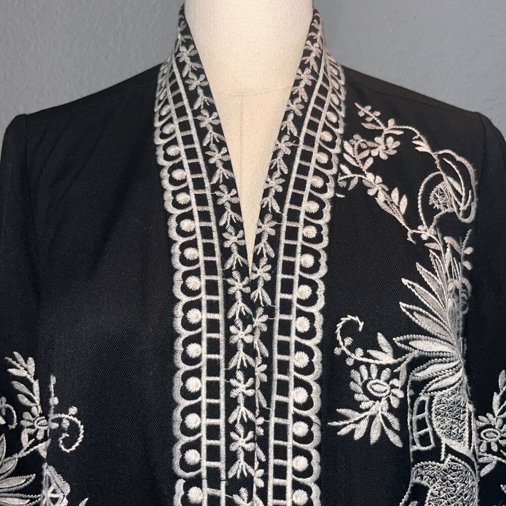 CHICO'S FULLY EMBOIDERED BLACK & WHITE KIMONO JACKET TOPPER - EUC - SIZE 0 = 4/6 - Picture 2 of 15